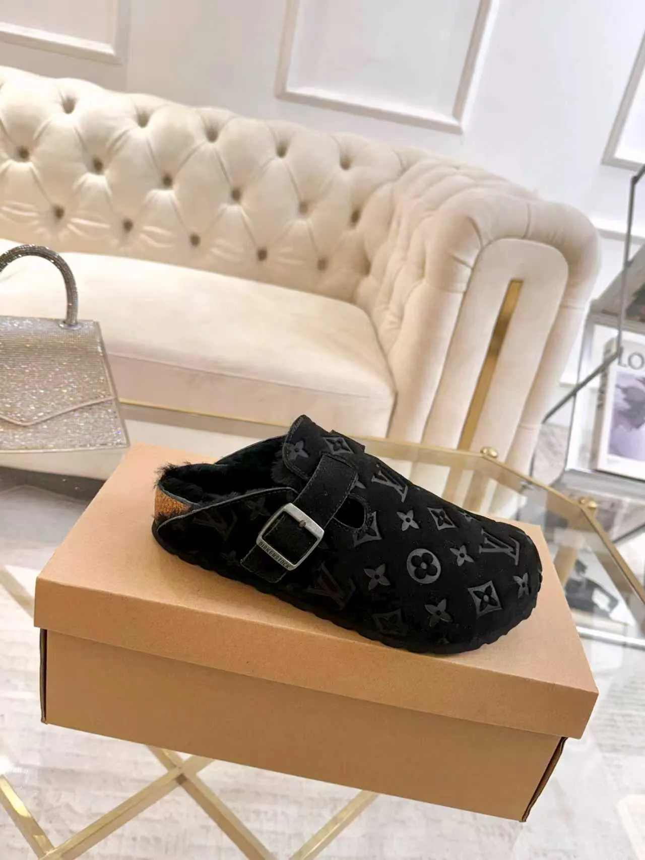 p600 ✨ LV wool slippers for couples｜Even the toes exude a sense of luxury ✨ We have achieved the ultimate restoration of the "high version" of this pair of LV classic Birkenstock slippers, with the mark of luxury in every detail. 👫 ▫️ Original jacquard with delicate cowhide leather, retro texture is at your fingertips; ▫️ 100% pure wool lining, wearing barefoot is like stepping on clouds, skin-friendly, breathable and not sweaty; ▫️ Three-dimensional toe cap + non-slip rubber sole, safe and secure when walking in the wind.  The belt buckle and presbyopia elements are embellished, revealing the aura of a big-name brand in a low-key manner. Whether it is on a date or out on the street, every step is like walking in the middle of a show.  Pair it with jeans for a lazy and casual look; with a coat and skirt, it will look elegant. With one pair of shoes, you can easily switch between multiple styles, and you never have to be deliberate about the sense of luxury.  #LVcouples #high-endwear #lightluxurylife #quality recommendation Fabric: classic presbyopia/imported sheepskin/classic jacquard fabric Lining: imported wool lining Sole: original rubber sole Size: Female 35-41 Male 38-46